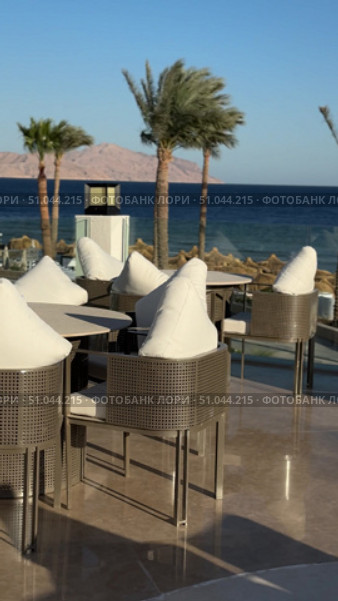 Современный ресторан с видом на море Luxurious dining area with ocean views and elegant lighting on a cruise ship or yacht. Стоковое видео, видеограф Zita Khasanova / Фотобанк Лори