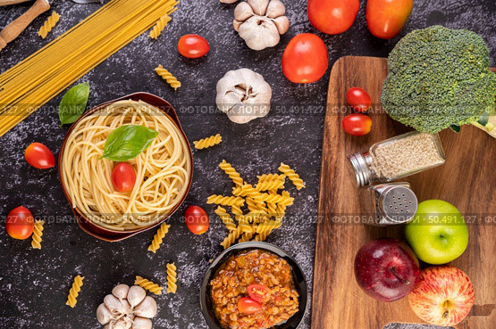 Spaghetti saute in a gray plate with tomatoes and basil. Стоковое фото, агентство Ingram Publishing / Фотобанк Лори