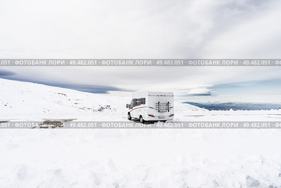 Spain, Andalusia, Granada. Motorhome at ski resort of Sierra Nevada in winter, full of snow. Travel and sports concepts.. Motorhome at ski resort of Sierra Nevada. Стоковое фото, агентство Ingram Publishing / Фотобанк Лори
