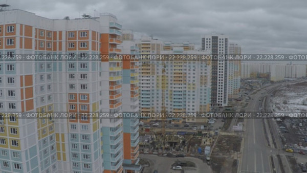 Спальные районы города. Пролет вдоль улицы. Go-pro. Стоковое видео, видеограф Евгений Ковалев / Фотобанк Лори