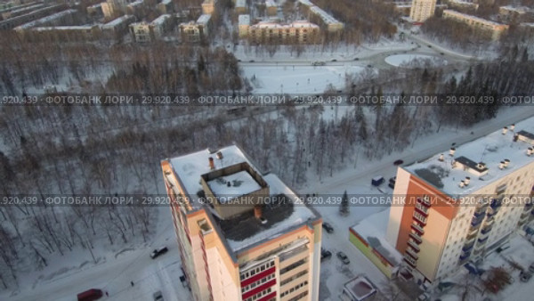 Спальный район в российском городе. Типовая советская застройка. Вид с воздуха. Residential district of the russian sity. Aerial view (2019 год). Стоковое видео, видеограф Евгений Романов / Фотобанк Лори
