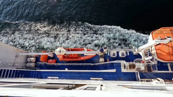 Спасательные шлюпки на палубе парома. Балтийское море. Май. Lifeboats on the deck of the ferry. Baltic Sea. May. Стоковое видео, видеограф Горшков Александр / Фотобанк Лори