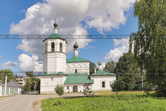 Спасо Преображенская церковь в городе Торопец тверской области. Голубое небо, белые облака. (2024 год). Редакционное фото, фотограф Сергей Никифоров-Гордеев / Фотобанк Лори