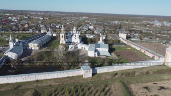 Спасо-Прилуцкий монастырь в Вологде с высоты птичьего полета. Стоковое видео, видеограф Максим Соколов / Фотобанк Лори