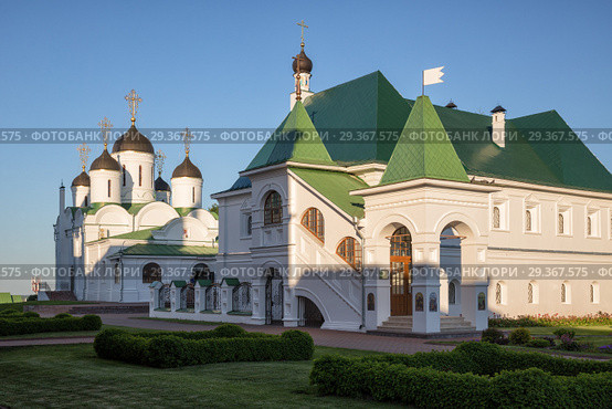 Спасский монастырь. Собор Спаса Преображения (1560г) и дом настоятеля (1687г) с церковью Василия, епископа Рязанского. Муром, Владимирская область (2018 год). Стоковое фото, фотограф Юлия Бабкина / Фотобанк Лори