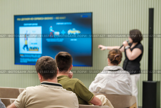Speaker presenting ideas to group during a professional workshop session. Стоковое фото, фотограф Антон Гвоздиков / Фотобанк Лори