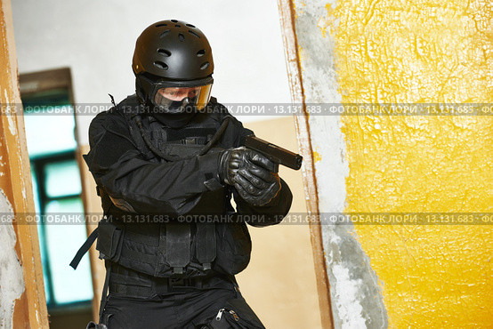 Special forces soldier armed with pistol ready to attack. Стоковое фото, фотограф Дмитрий Калиновский / Фотобанк Лори