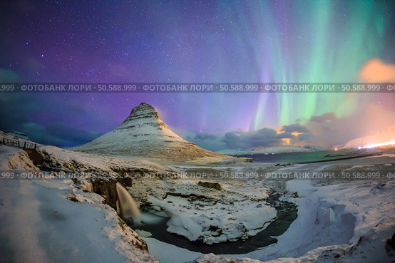 Spectacular northern lights appear over Mount Kirkjufell and waterfall in Iceland. Стоковое фото, агентство Ingram Publishing / Фотобанк Лори
