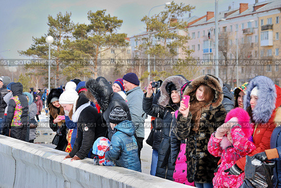 Spectators watching airshow Omsk, Russia - 19 March, 2016: Performance of Russian Knights at the air show. Редакционное фото, фотограф Александр Карпенко / Фотобанк Лори