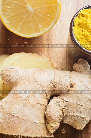 Spices and herbs in ceramic bowls. curcuma and ginger seasoning. Colorful natural additives. Стоковое фото, агентство Ingram Publishing / Фотобанк Лори