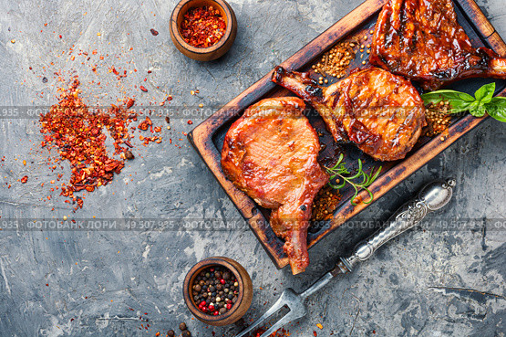Spicy meat grilled spare ribs on wooden cutting board. Pork ribs grilled. Стоковое фото, агентство Ingram Publishing / Фотобанк Лори