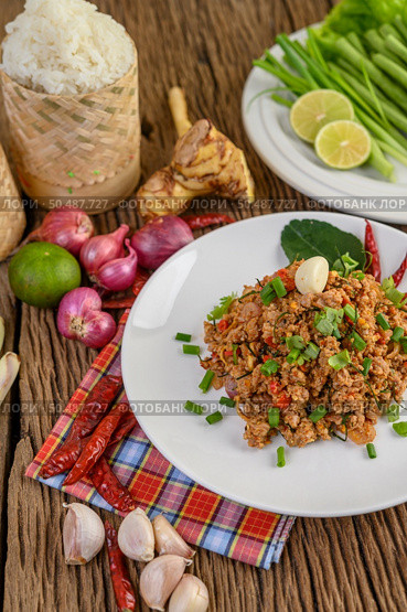 Spicy minced pork on a white plate and sticky rice box. Стоковое фото, агентство Ingram Publishing / Фотобанк Лори