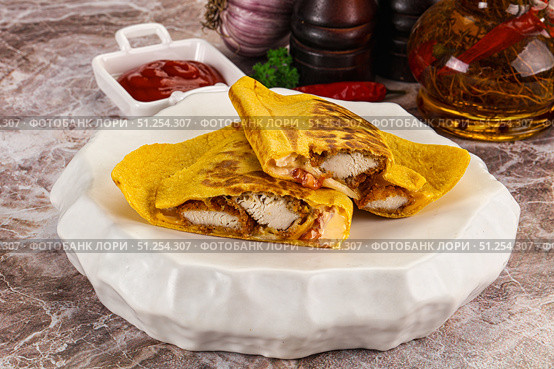 Spicy quesadillas with chicken fillet. Стоковое фото, фотограф Андрей Старостин / Фотобанк Лори
