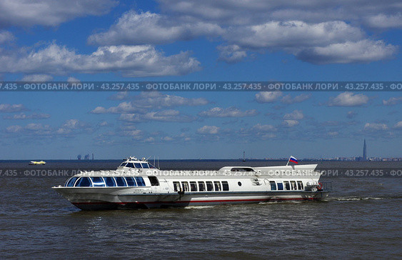 СПК "Метеор-158" готовится к заходу в Петродворцовую гавань (2018 год). Редакционное фото, фотограф Алексей Иванов / Фотобанк Лори