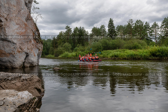 Сплав по реке Серга. Скалы и вода в природном парке "Оленьи ручьи", Екатеринбург, Свердловская область. (2024 год). Редакционное фото, фотограф Pukhov K / Фотобанк Лори