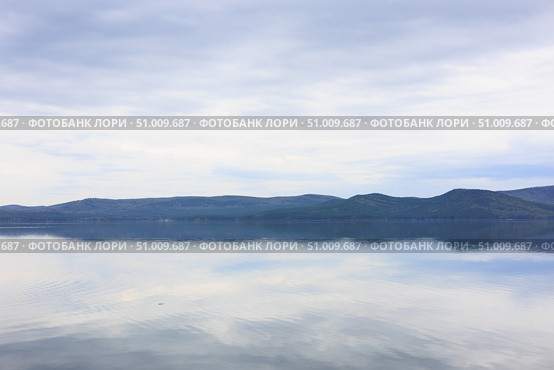 Спокойствие озера Тургояк: отражение гор в кристально чистой воде. Стоковое фото, фотограф Ильшат Абдуллин / Фотобанк Лори