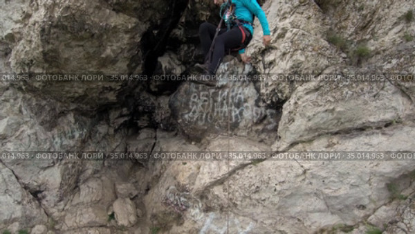 Спортивный туризм. Тренировка альпинистов на горе. Шихан Юрактау. Sport tourism. Alpinism. Mountain climbers training on the mountain. Sheekhan Youraktau. (2020 год). Редакционное видео, видеограф Евгений Романов / Фотобанк Лори