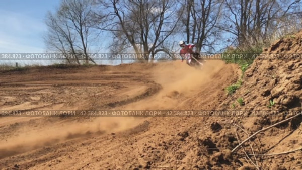 Sports cross-country motorcycles take turns at speed. Training of motorcycle athletes on the track in the village of Saurovo. Russia. Moscow region. 03.05.2021 (2024 год). Редакционное видео, видеограф Ярославский Максим / Фотобанк Лори