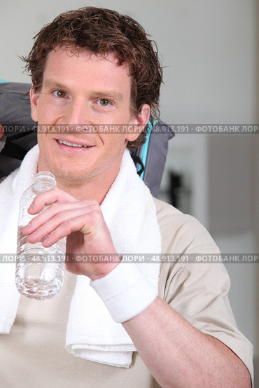 Sportsman drinking a bottle of water. Стоковое фото, агентство Ingram Publishing / Фотобанк Лори