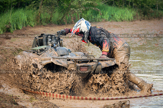 Спортсмен на квадроцикле в грязевом болоте,  MUD RING, на первом этапе гоночной серии F7 CHALLENGE 2021, Авто-мото трасса Бурцево. Редакционное фото, фотограф Pukhov K / Фотобанк Лори