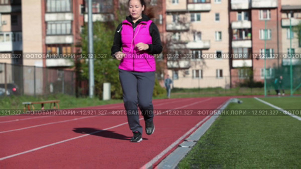 Спортсменка на тренировке на стадионе. Стоковое видео, видеограф Кекяляйнен Андрей / Фотобанк Лори