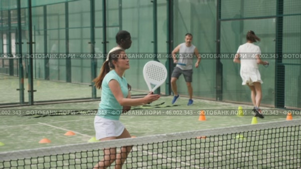 Sporty woman and other athletes training on the tennis court. Стоковое видео, видеограф Яков Филимонов / Фотобанк Лори