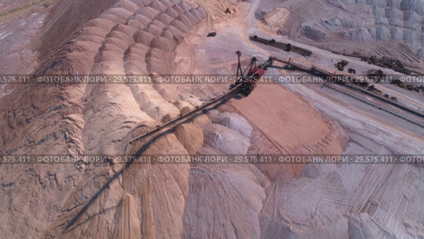 Spreader in the process of work. Transportation of an empty rock to a dump. Стоковое видео, видеограф Андрей Радченко / Фотобанк Лори