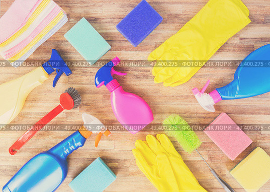 Spring cleaning concept - colorful sprays bottles and rubbers pattern, retro toned. Spring cleaning concept. Стоковое фото, агентство Ingram Publishing / Фотобанк Лори