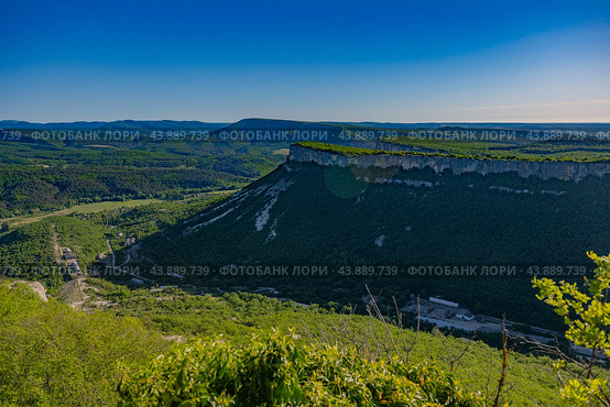 Spring landscape of the Crimean mountains, view of the Kyz-Kermen plateau in the Kachinsky valley of the Bakhchisarai district. Стоковое фото, фотограф Анна Кривицкая / Фотобанк Лори