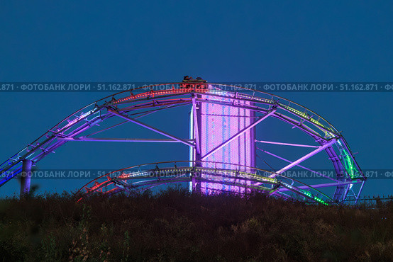 Спуск на скоростных  санях аттракциона Fast Coaster (Быстрые горки) на горе Кок Тюбе в Алма-Ате Режимное время. Редакционное фото, фотограф Михаил Старшов / Фотобанк Лори