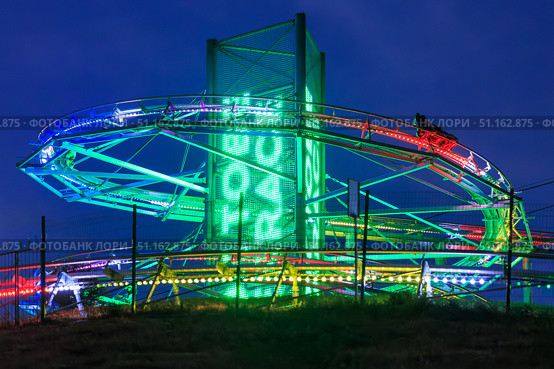 Спуск на скоростных  санях аттракциона Fast Coaster (Быстрые горки) на горе Кок Тюбе в Алма-Ате Режимное время. Редакционное фото, фотограф Михаил Старшов / Фотобанк Лори