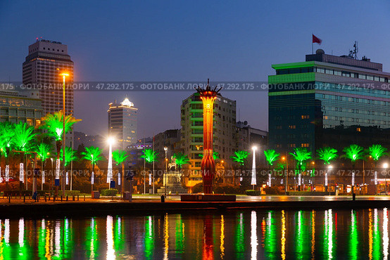Square Cumhuriyet Meydani in Izmir, Turkey. Стоковое фото, фотограф Яков Филимонов / Фотобанк Лори
