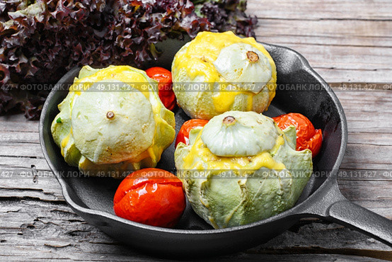squash in the pan. squash stuffed with cheese and tomatoes in cast iron skillet. Стоковое фото, агентство Ingram Publishing / Фотобанк Лори