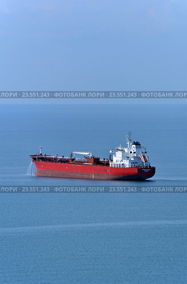 Среднетоннажный нефтяной танкер Hafnia Malacca (порт приписки - Сингапур) на рейде (2016 год). Редакционное фото, фотограф Александр Замараев / Фотобанк Лори