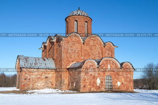 Средневековая церковь Спаса Преображения на Ковалеве (1345г.) солнечным мартовским днем. Окрестности Великого Новгорода, Россия (2022 год). Стоковое фото, фотограф Виктор Карасев / Фотобанк Лори