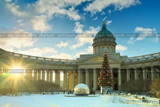St. Petersburg in the Christmas holidays. Kazan square in front of the Сathedral is decorated with a Christmas tree and Nativity composition in a glass ball on a sunny winter morning (2018 год). Стоковое фото, фотограф Виктория Катьянова / Фотобанк Лори