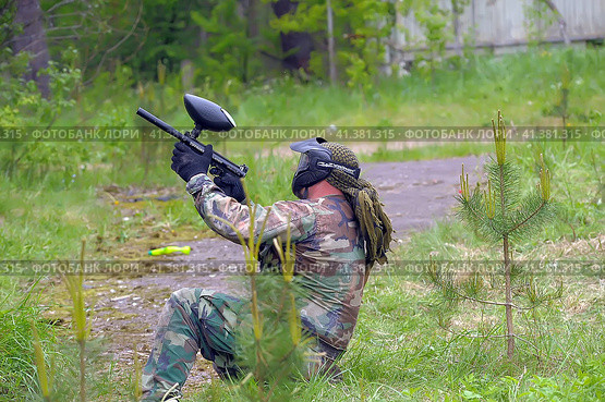 St. Petersburg, RUSSIA 27.07.2013 Open-air paintball tournament at the end of summer in nature, People in camouflage, with paintball guns and masks (2014 год). Редакционное фото, фотограф Анна Кривицкая / Фотобанк Лори