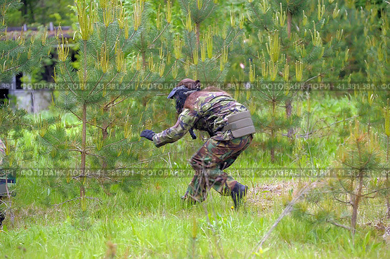 St. Petersburg, RUSSIA 27.07.2013 Open-air paintball tournament at the end of summer in nature, People in camouflage, with paintball guns and masks (2014 год). Редакционное фото, фотограф Анна Кривицкая / Фотобанк Лори