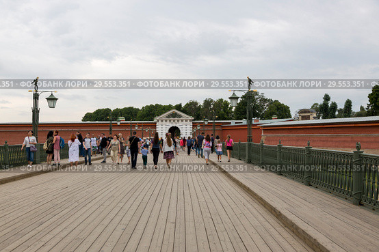 St. Petersburg, Russia - August 11, 2018: Entrance to the Peter and Paul Fortress along the Ioanovsky Bridge in St. Petersburg. Редакционное фото, фотограф V.Ivantsov / Фотобанк Лори