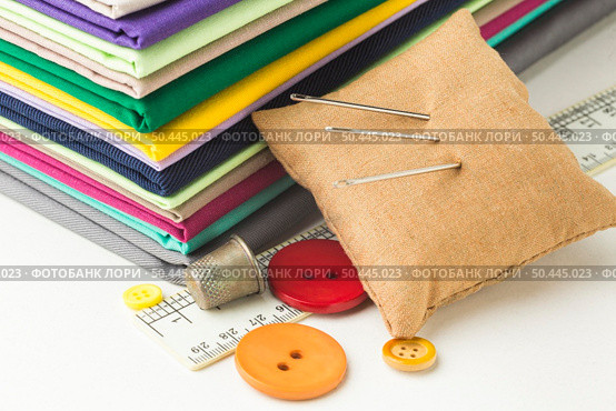 stack fabric with needles buttons. Стоковое фото, агентство Ingram Publishing / Фотобанк Лори