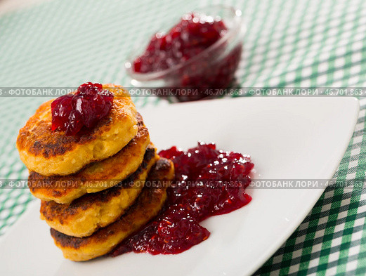 Stack of tasty fried quark pancakes served with berry jam. Стоковое фото, фотограф Яков Филимонов / Фотобанк Лори