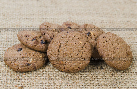 Stacked chocolate chip cookies on brown napkin. Стоковое фото, агентство Ingram Publishing / Фотобанк Лори