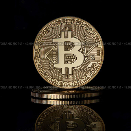 Stacked golden Bitcoin Cryptocurrency BTC Currency Technology Business Internet Concept on a black reflective surface background. Stacked golden bitcoins coins for BTC cryptocurrency on a black reflective surface background. Стоковое фото, агентство Ingram Publishing / Фотобанк Лори