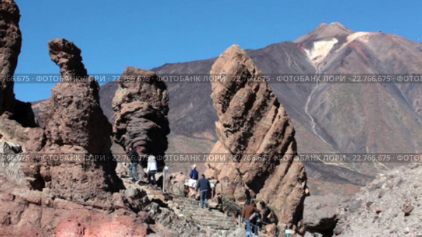 Stairs are in rock for tourists walking in famous rock formations the Roque Cinchado in Teide National Park. Roques Garcia, Tenerife, Canary islands, Spain (2016 год). Редакционное видео, видеограф Кекяляйнен Андрей / Фотобанк Лори