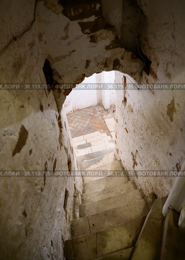 Stairs in the tower and brickwork in the Bell Tower of the 16th-century Crucifixion Church in Alexandrovskaya Sloboda in Alexandrov, Russia (2022 год). Стоковое фото, фотограф Сергей Фролов / Фотобанк Лори