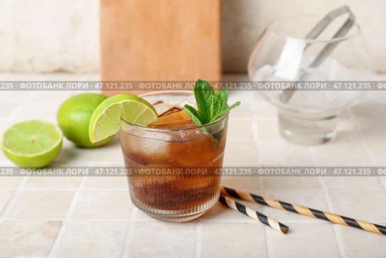 Стакан вкусного коктейля Cuba Libre на столе. Стоковое фото, фотограф Pixel_shot / Фотобанк Лори