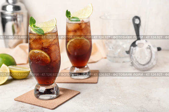 Стаканы холодного коктейля Cuba Libre на светлом фоне. Стоковое фото, фотограф Pixel_shot / Фотобанк Лори