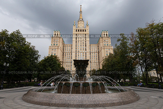 Сталинская высотка на Баррикадной. Москва, Кудринская площадь (2024 год). Редакционное фото, фотограф Evgenia Shevardina / Фотобанк Лори