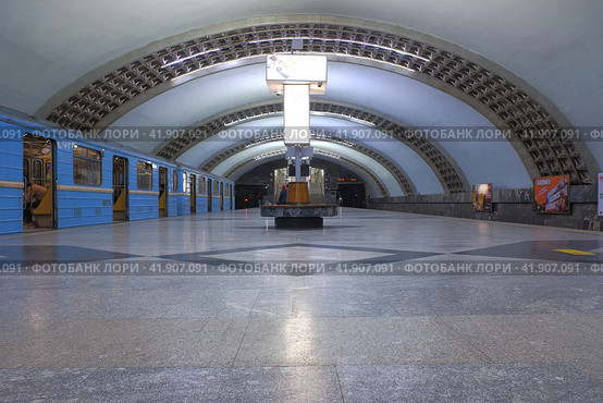 Станция метро Дустлик в Ташкенте, Узбекистан. Central hall of Dustlik metro station in Uzbekistan line, Tashkent. Interior view. (2023 год). Редакционное фото, фотограф Александр Кузнецов / Фотобанк Лори
