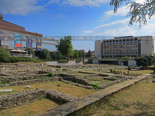 Stara Zagora, Bulgaria. July 23, 2024.City center.View of the excavations of the ancient forum of Augustus Trajan. Редакционное фото, фотограф Мария Фетисова / Фотобанк Лори
